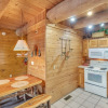 Отель Stunning Views - Amazing Mountain Views 2 Bedroom Cabin by RedAwning, фото 7