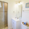 Отель Sun Kissed Cottage - Three Bedroom Home, фото 10