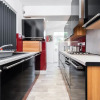 Отель Spacious 2 bed House With Free on Street Parking, фото 13