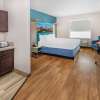 Отель Days Inn & Suites by Wyndham San Antonio near Frost Bank Center, фото 7