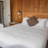 Отель The Cedarwood Inn & Suites, фото 3