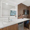 Отель Uptown Inn by Vantaggio Suites, фото 11