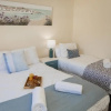 Отель Lovely 2-bedroom Seaside Retreat with Free Parking, фото 12