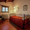 Отель Villa with Spacious Garden, Swimming Pool, Hot Tub, Tennis Court near Cortona, фото 2