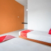 Отель OYO 93476 Owo Guest House Syariah, фото 14