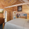 Отель Wolf Den 4 Bedroom Cabin by Redawning, фото 9
