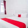 Отель RedDoorz Syariah @ Aura Homestay, фото 8