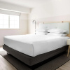 Отель Hampton by Hilton Grand Cayman Seven Mile Beach, фото 4