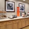 Отель Hampton Inn & Suites Milwaukee West, фото 11
