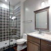 Отель Newly Renovated 4 bed 3 bath and 2 Parking Spots, фото 9
