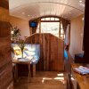Отель Ashwood Shepherd Hut, фото 9