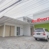 Отель RedDoorz Near Ciputra Golf Surabaya, фото 13