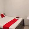 Отель RedDoorz @ MERR Rungkut Jl. Gunung Anyar, фото 1