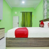 Отель OYO 91231 Penginapan Fathona Syariah, фото 16