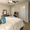 Отель Lovely Tomball Home < 1 Mi to Dtwn + Pool Access!, фото 4