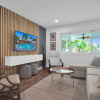 Отель Hollywood Luxurious Villa w Heated Pool, фото 2