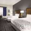 Отель La Quinta Inn & Suites by Wyndham Mercedes Outlet Mall, фото 6