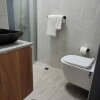 Отель New, Clean and Modern 2 Bedroom Apt 5a, фото 8