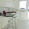 Отель Modern Chic 2BR Apt W Balc close 2 cntr, фото 6