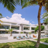 Отель Les Estivales Beachfront by LOV на пляже Тру-о-Биш