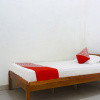 Отель OYO 90111 Almeerah Homestay Syariah Near RS Hermina, фото 9