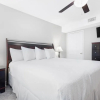 Отель 2br/2ba Sleeps 8, Beachfront w/ Pool, фото 24
