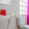 Отель RedDoorz Plus near Pantai Barat, фото 11