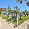 Отель Fort Walton Coastal Retreat w/ Yard: Walk to Beach, фото 13