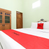 Отель RedDoorz Plus near Taman Sari, фото 22
