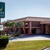 Отель Quality Inn & Suites near Robins Air Force Base в Уорнере Робинсе