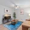 Отель Stylish 2BR Near UT Highland Evonify, фото 9