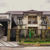 Отель OYO Life 2446 Kost Putri Gubeng Kertajaya, фото 1