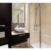 Отель E1 Stunning Two Bathroom Modern Flat, фото 10