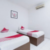 Отель Super OYO 759 Hotel Dewi Sri, фото 4