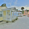 Отель Siesta Beach Cottage, Sleeps 6, Walk to Beach, Stores, & Restaurants, фото 23