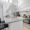 Отель Stylish 2BR Near UT Highland Evonify, фото 16
