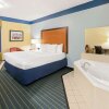 Отель La Quinta Inn & Suites Shawnee, фото 18