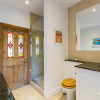Отель Fabulous 4 Bed House With Garden in Fulham, фото 24