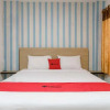 Отель RedDoorz Plus @ Cemara Asri Medan, фото 8