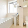 Отель Lovely 3 Bedroom House, Northolt, фото 8