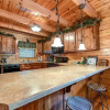 Отель UnFirgettable 2 Bedroom Home with Hot Tub, фото 9