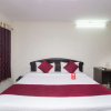 Отель OYO 4183 Apartment Queens Court, фото 20