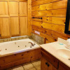 Отель Creekside Dreams - One Bedroom Cabin, фото 19