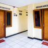 Отель RedDoorz Syariah near GOR Satria 4, фото 22