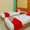 Отель OYO 92469 Hotel Sahabat, фото 8