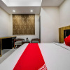 Отель OYO 18542 Petals Inn, фото 18