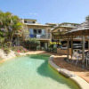 Отель SHEOAKS - Funky 2 bed unit + 100m to beach + pool, фото 2