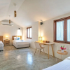 Отель The Little White Bird Traveller Hostel, фото 3