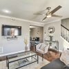 Отель Chic Townhome w/ Deck: 6 Mi to Dtwn Baltimore, фото 10