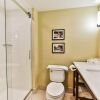 Отель Comfort Suites Downtown Windsor, фото 8